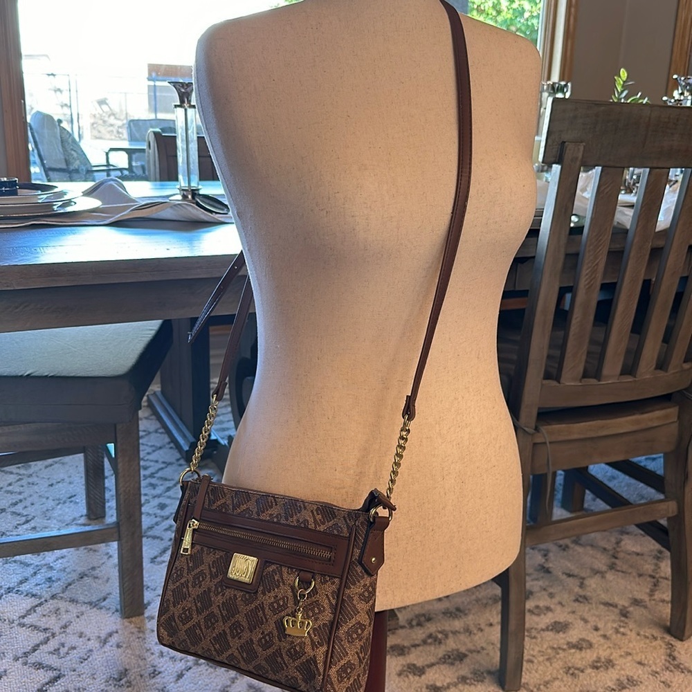 Crowd pleaser, juicy by juicy couture brown Crossbody gold accents - Picture 2 of 2